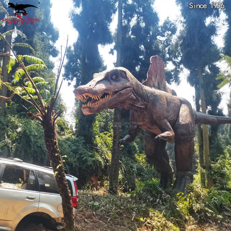 16 Meters Animatronic Spinosaurus Attack A Car In Adventure Park (2)