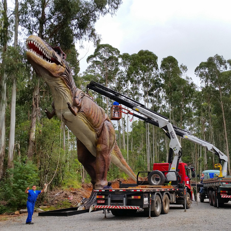 Animatronic T-Rex Aggressive Dinosaur In Amusement Park (1)