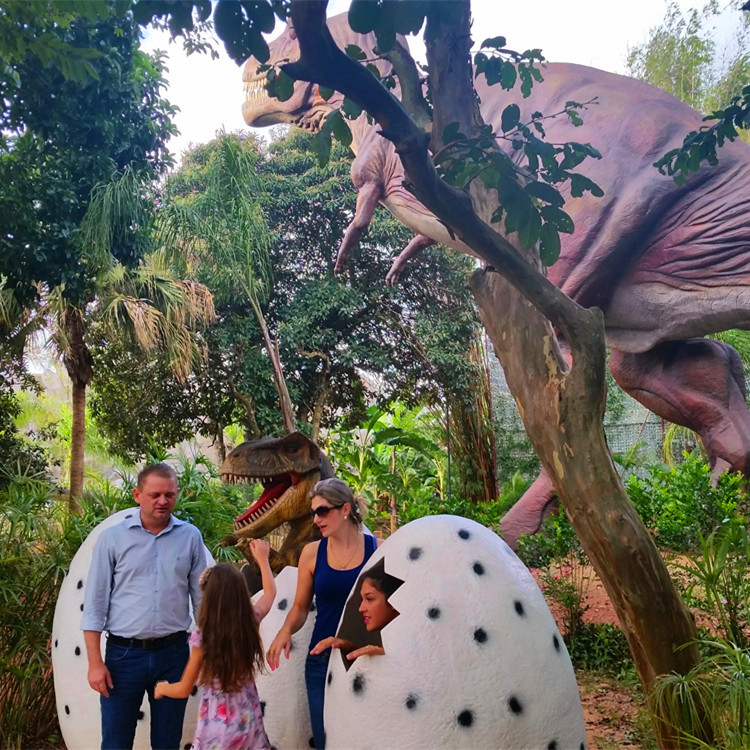 Animatronic T-Rex Aggressive Dinosaur In Amusement Park (2)